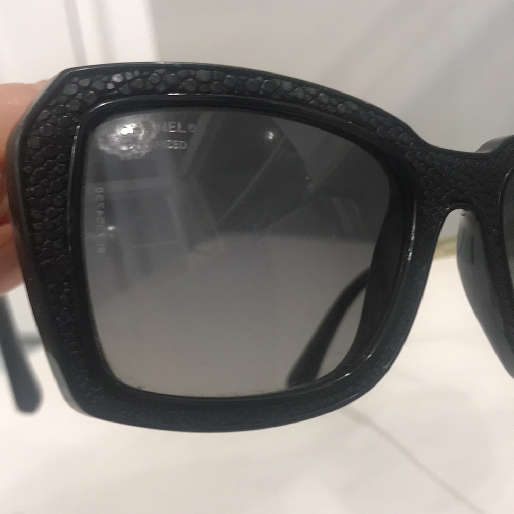 Fabulous Chanel polarized shades! Black and gold perfection! - Picture 4 of 10